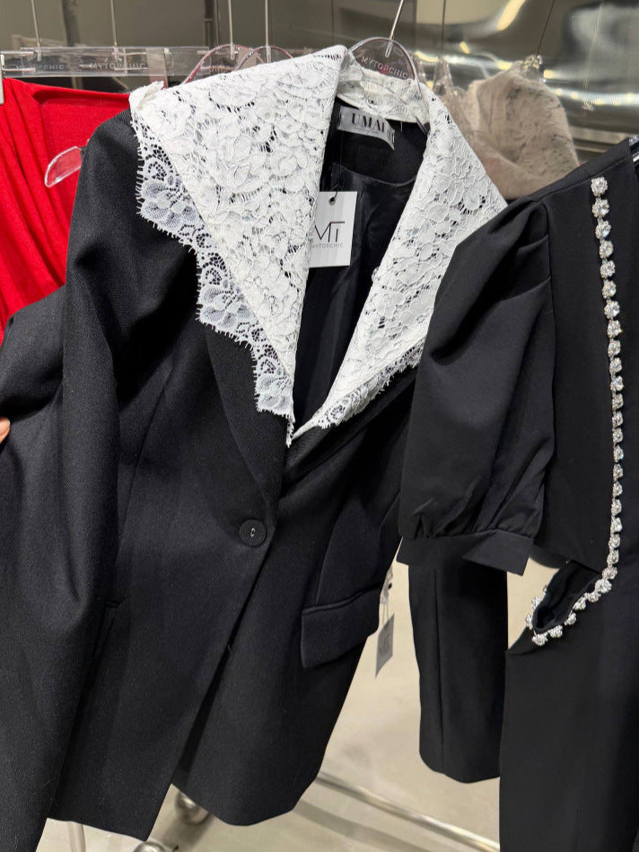 Lace collar detail